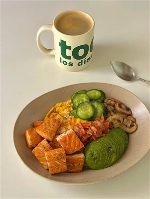 Vibrante tazón de arroz con salmón y aguacate 🥑🍣|Brunch fresco y satisfactorio