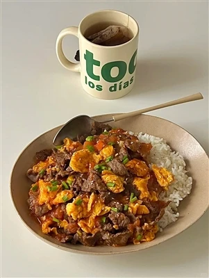 Tazón de arroz salado con tomate, carne y huevo 🍅🥩🥚|Comodidad acogedora en...