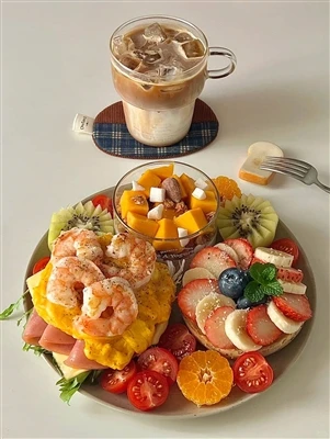 Plato de brunch vibrante 🥪🍤🍓|Fiesta matutina colorida y satisfactoria